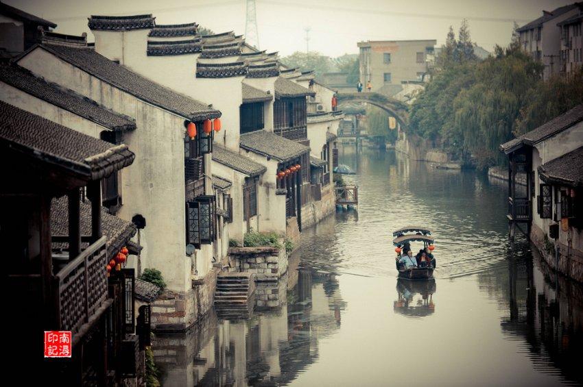 男孩火锅店过生日秒变“社恐”，吓得直钻桌底，直到歌唱完了也不敢出来